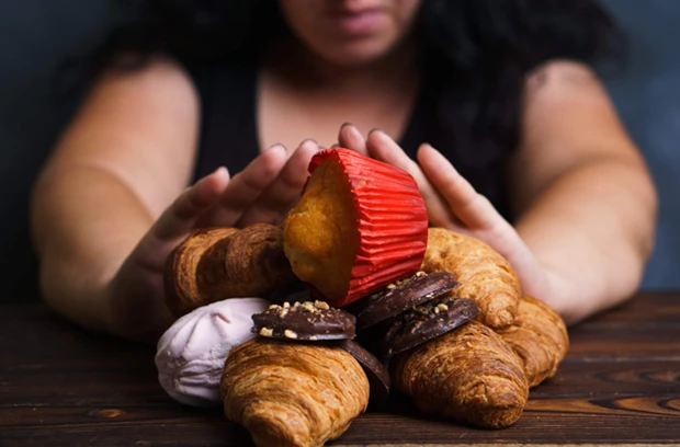 womanresistingsweetssugarysnacksfoodcravings womanresistingsweetssugarysnacksfoodcravings